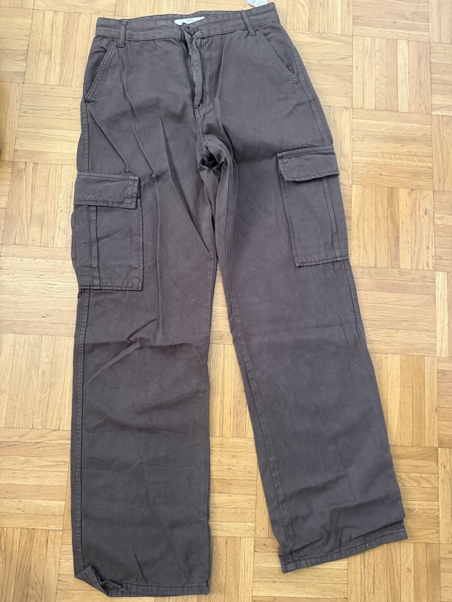 Stradivarius Pantaloni: Pantalon cargo marron STR – Usato da Vernier venduto da DubasNicole