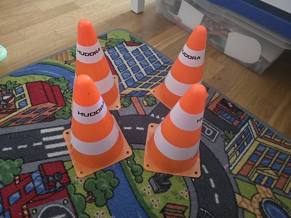 Jouets: RESERVIERT 4 Sicherheitshüte – D'occasion à Therwil par JosefinaV