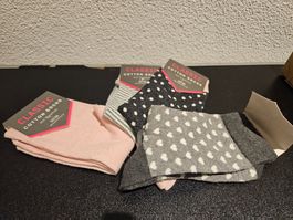 Neu - Socken 4 paar Gr. 35-38 (Verp. Beschädigt)
