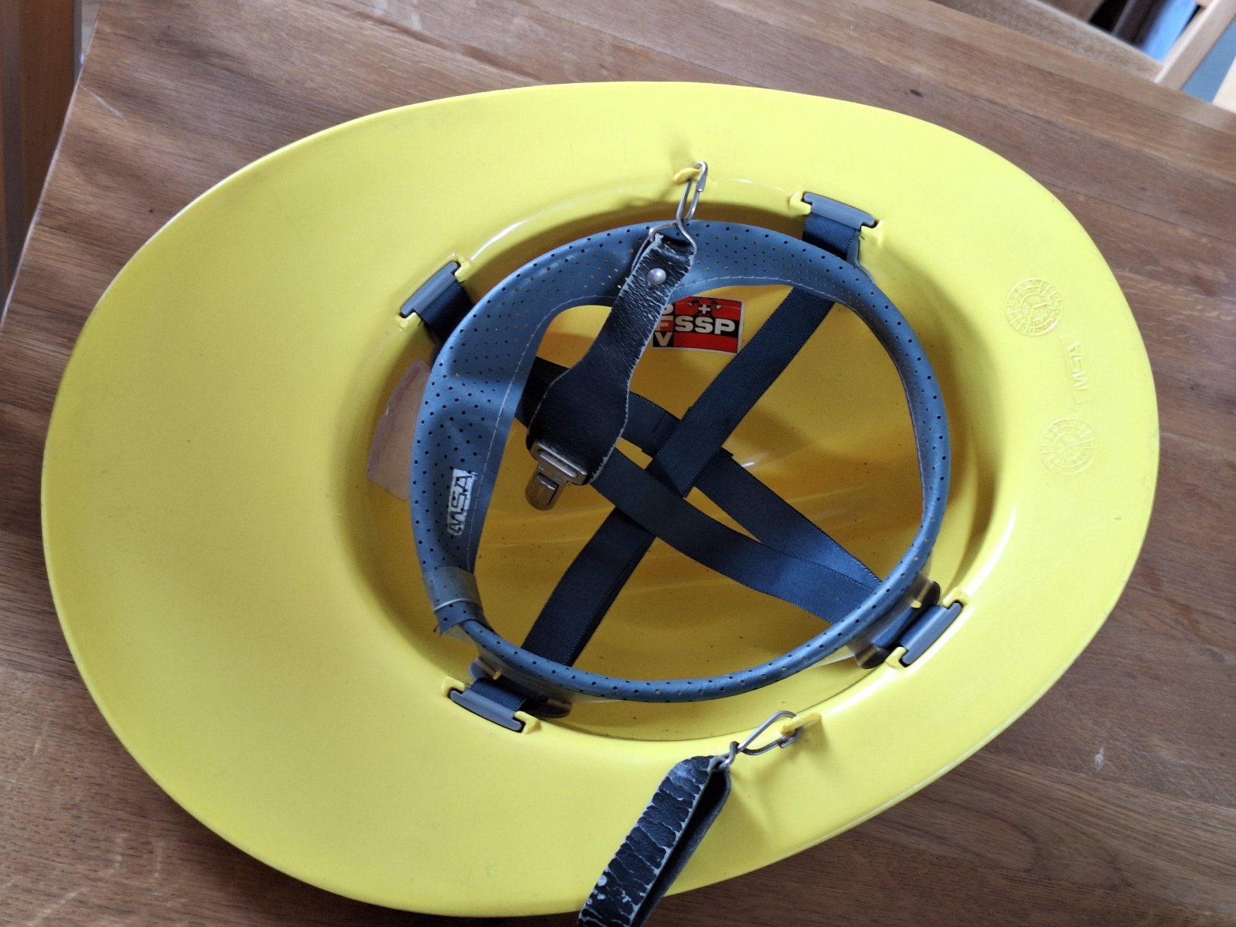 Pompieri: Casque de Pompier Suisse vintage de chez MSA – Usato da Chêne-Bougeries venduto da xchrysalide 1