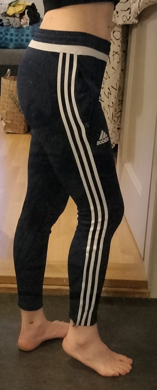 Pantaloni: Adidas Trainerhose dunkelblau S – Usato da Bern venduto da verateinilae 3