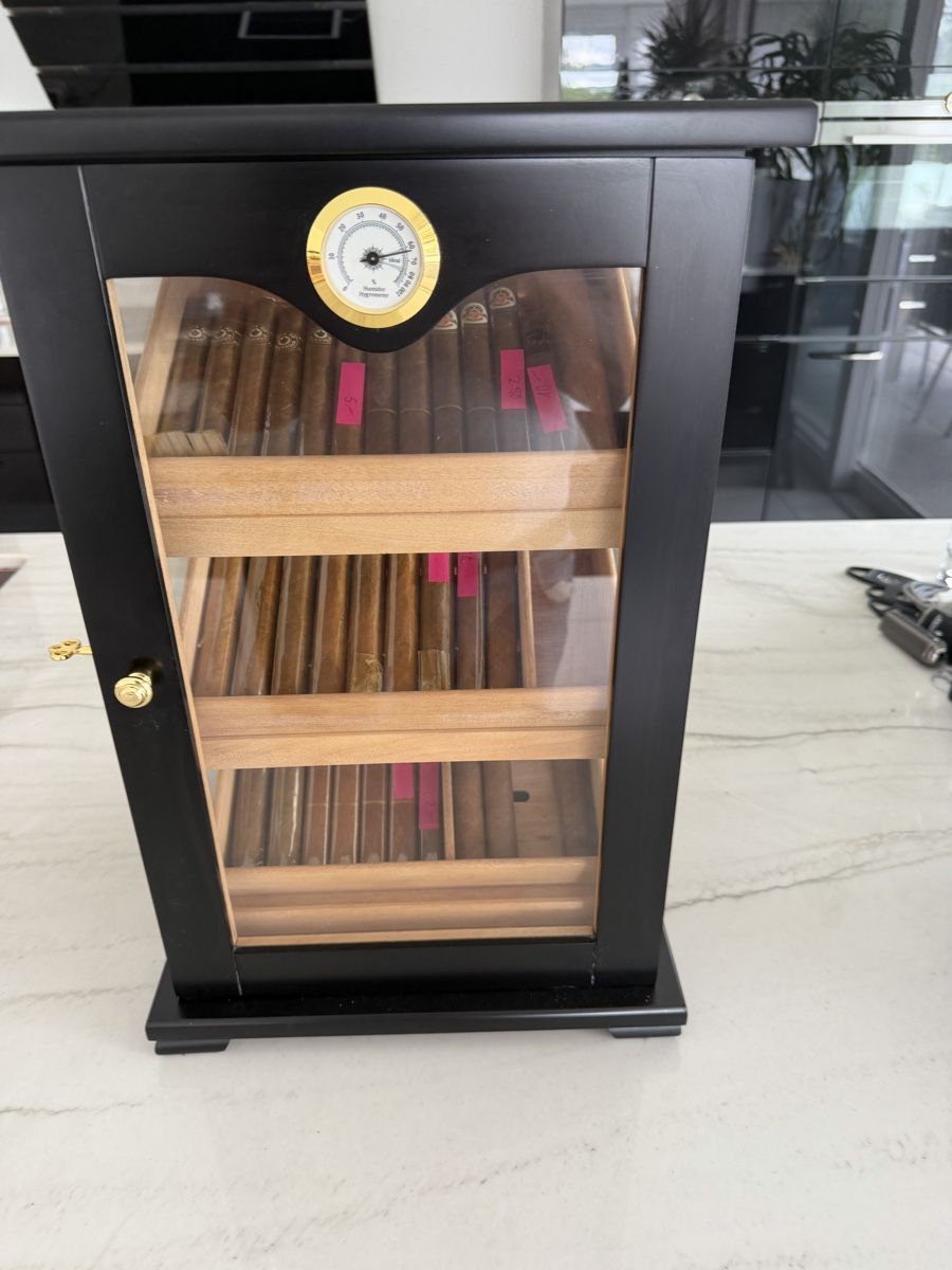 Humidor per sigari: Humidor mit 31 Zigarren, sehr schön – Usato da Safenwil venduto da Corahund