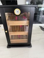 Humidor mit 31 Zigarren, sehr schön