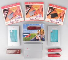 Kleines Konvolut an Victorinox Tachenmesser & Swisscards