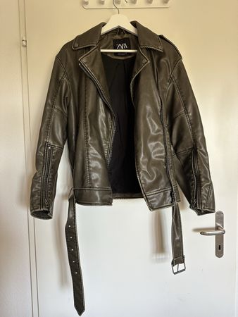 Zara Kunstlederjacke olivgrün Grösse XS