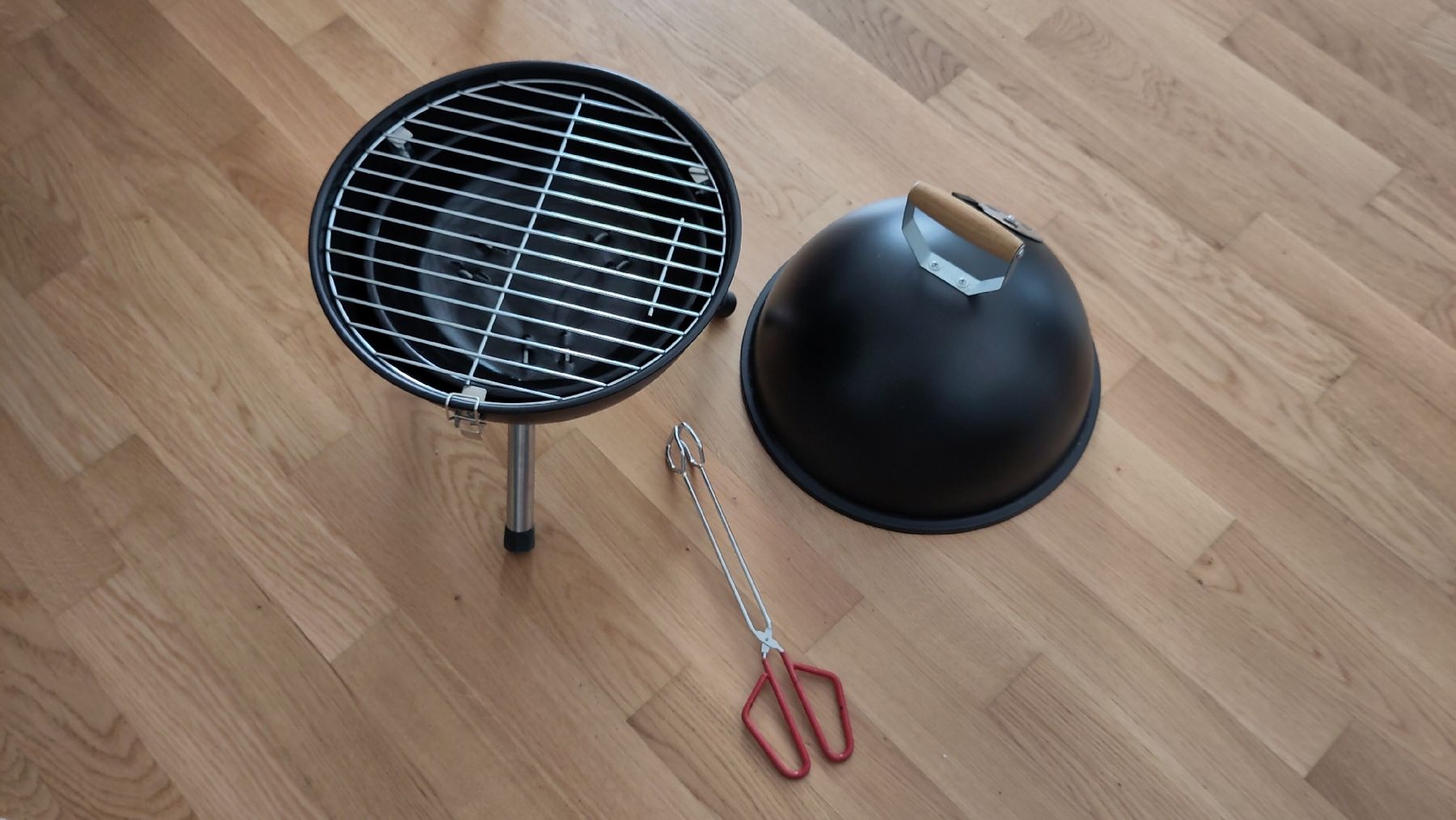 Grills: Kleiner Holzkohle-Kugelgrill – Neu (gemäss Beschreibung) aus Luzern von _Simioni_ 2