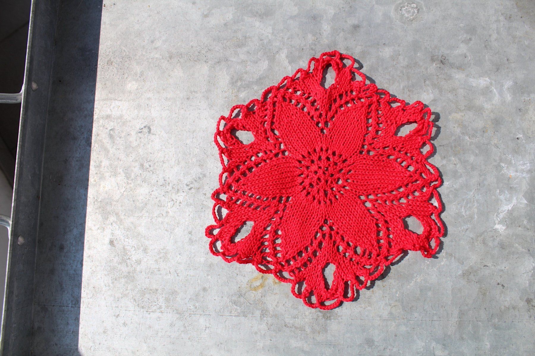 Sonstige Tischwäsche: Rotes Häkel Deckchen, 21 cm – Gebraucht aus Locarno von fripui