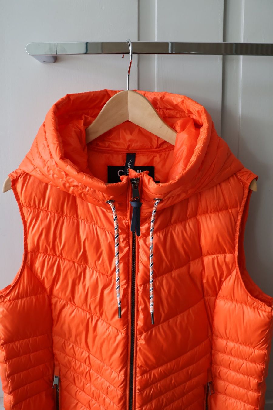 Cecil Gilet & Giacche senza maniche: Orangefarbene Steppweste mit Kapuze von Cecil – Usato da Winterthur venduto da jul_v9wx 4