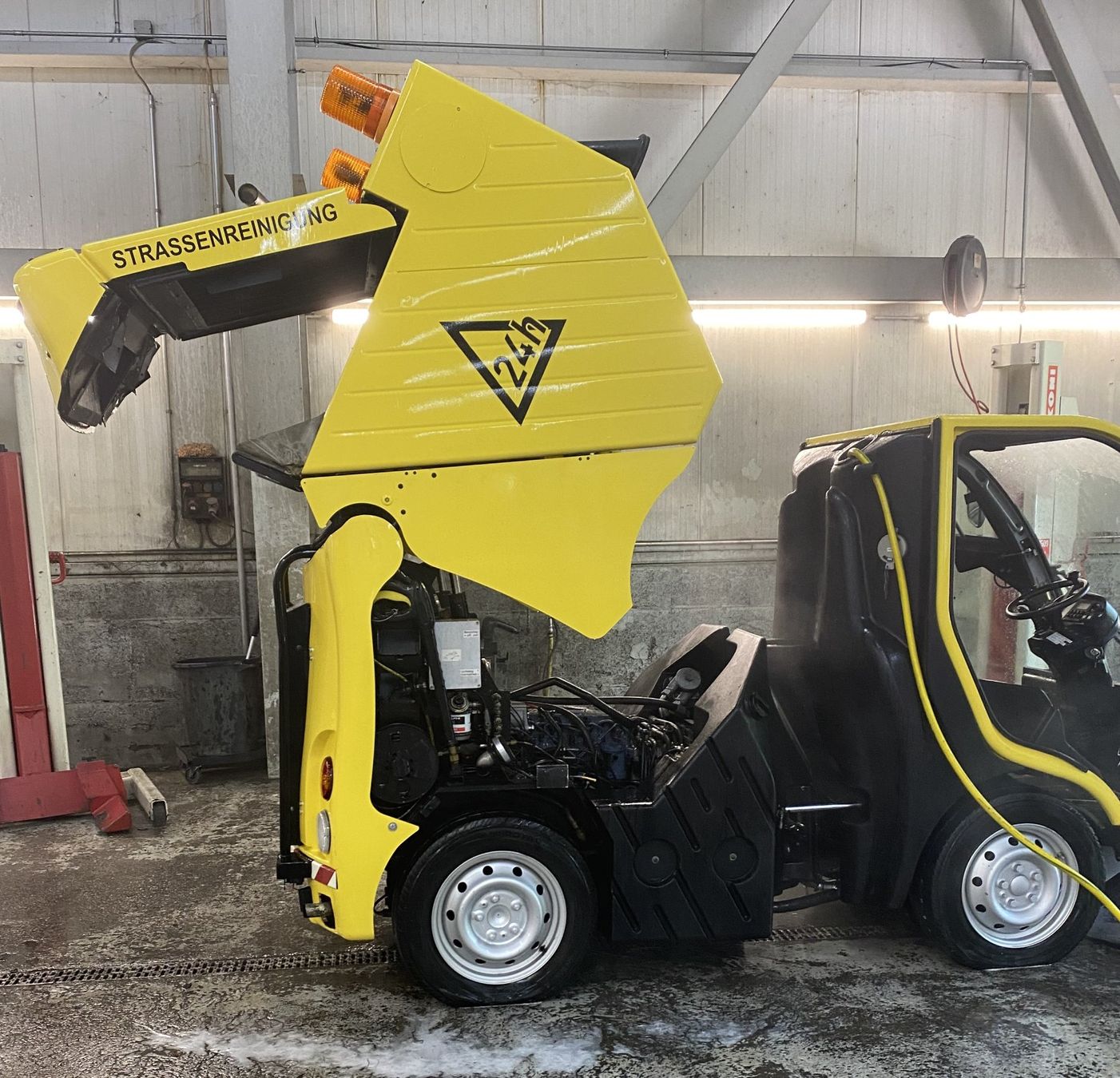 Kärcher Tutte le macchine: KÄRCHER MC 150 Strassenreinigung – Usato da Arbon venduto da Saemis 6