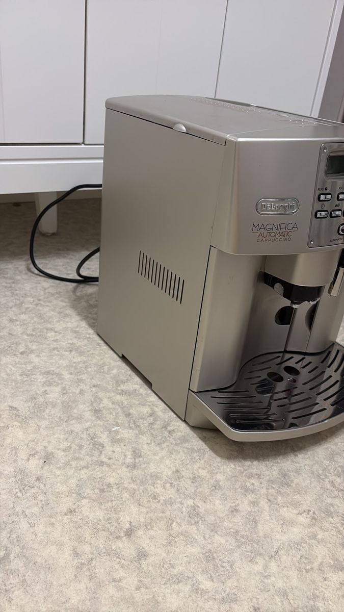 De'Longhi Macchine per caffè & Macchine per espresso: Kaffeevollautomat DeLonghi Magnifica  – Usato da Basel venduto da caj_l6qk 1