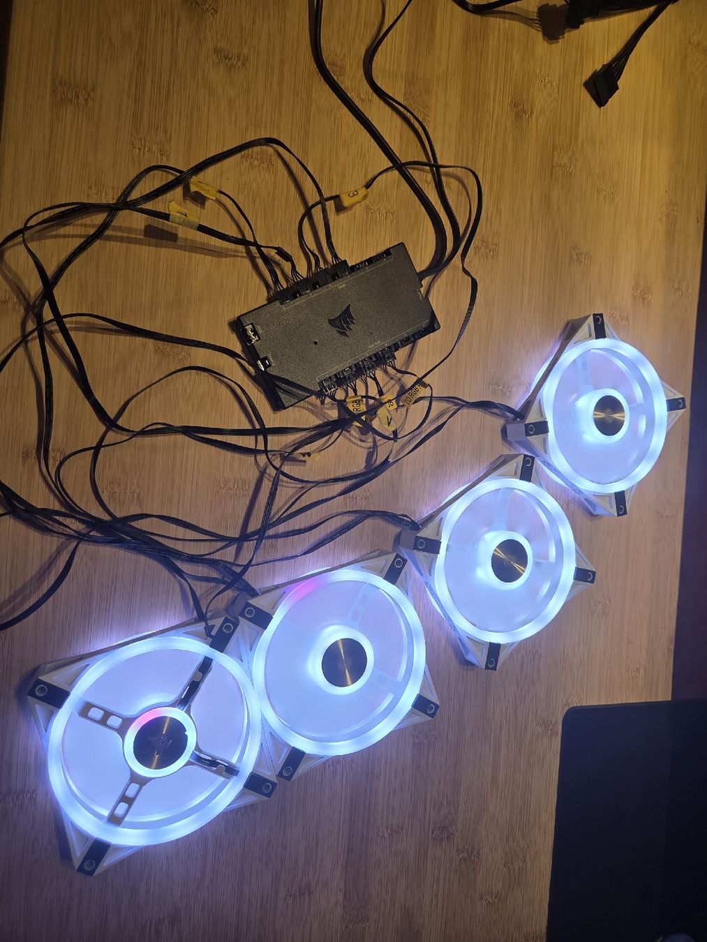 PC: 4xiCUE QL120 RGB Weiss inkl. Controller PRO – Usato da Arbon venduto da Mamamia13 1