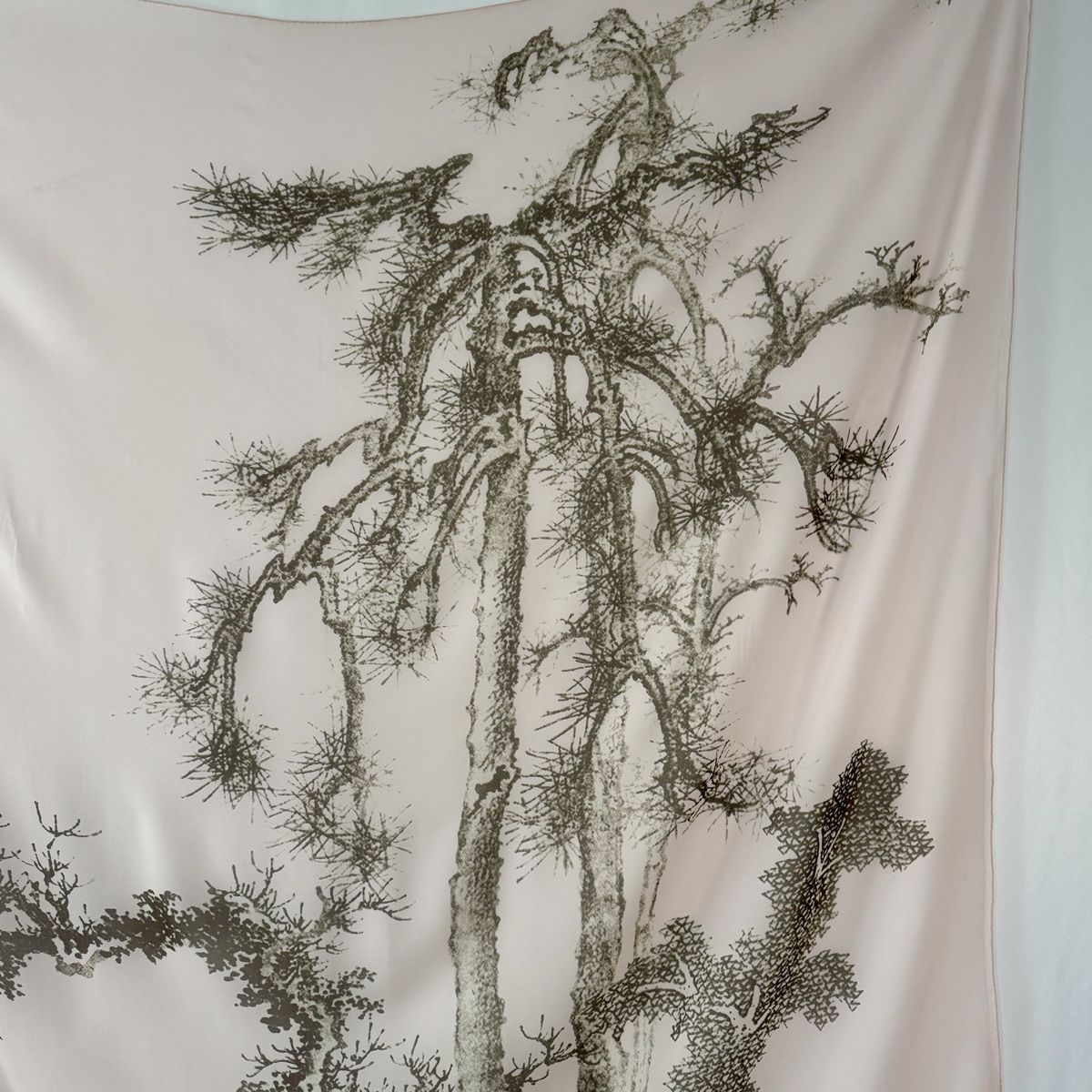 Fabric Frontline Foulard & Sciarpe: FABRIC FRONTLINE Big Silk Scarf – Usato da Emmen venduto da Colette-Juliette 1