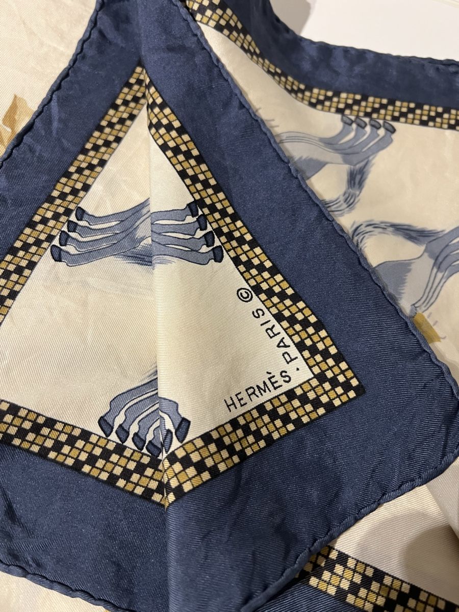 Hermès Foulards & écharpes: Carré Hermès vintage – D'occasion à St-Pierre-Clages par ste_xk6p 3