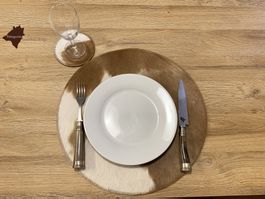 Set mit 8 Tischsets + 8 Untersetzer aus Kuhfell Brown/white
