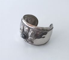 Marokko, altes Berber-Armband aus versilbertem Messing
