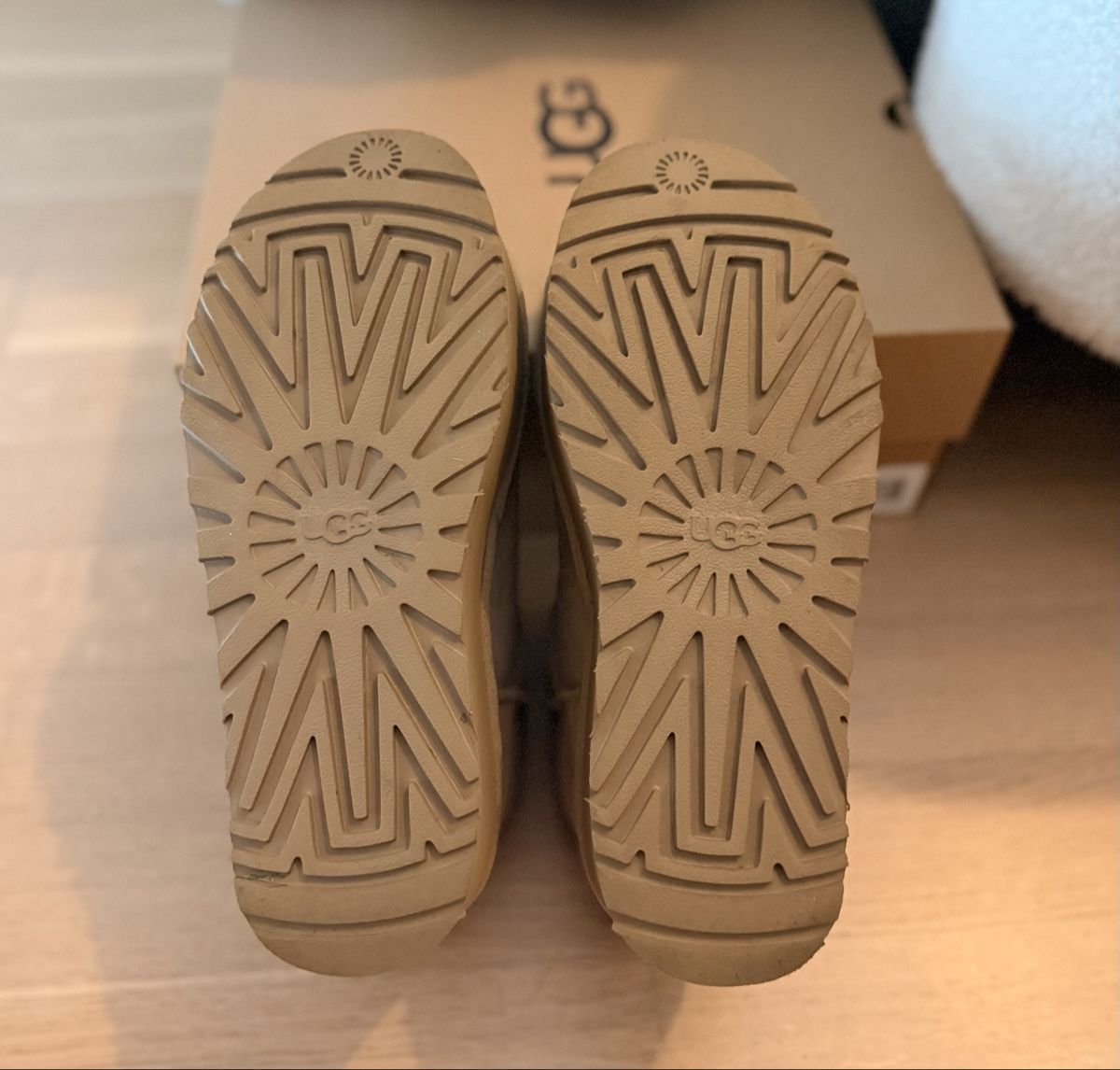 Ugg Scarpe da donna: UGG Classic Ultra Mini Platform Boots – Nuovo (secondo la descrizione) da Däniken SO venduto da tin_9g9h 3