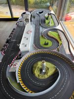 XXL Carrerabahn mit Unterbau und diversen Autos zu verkaufen