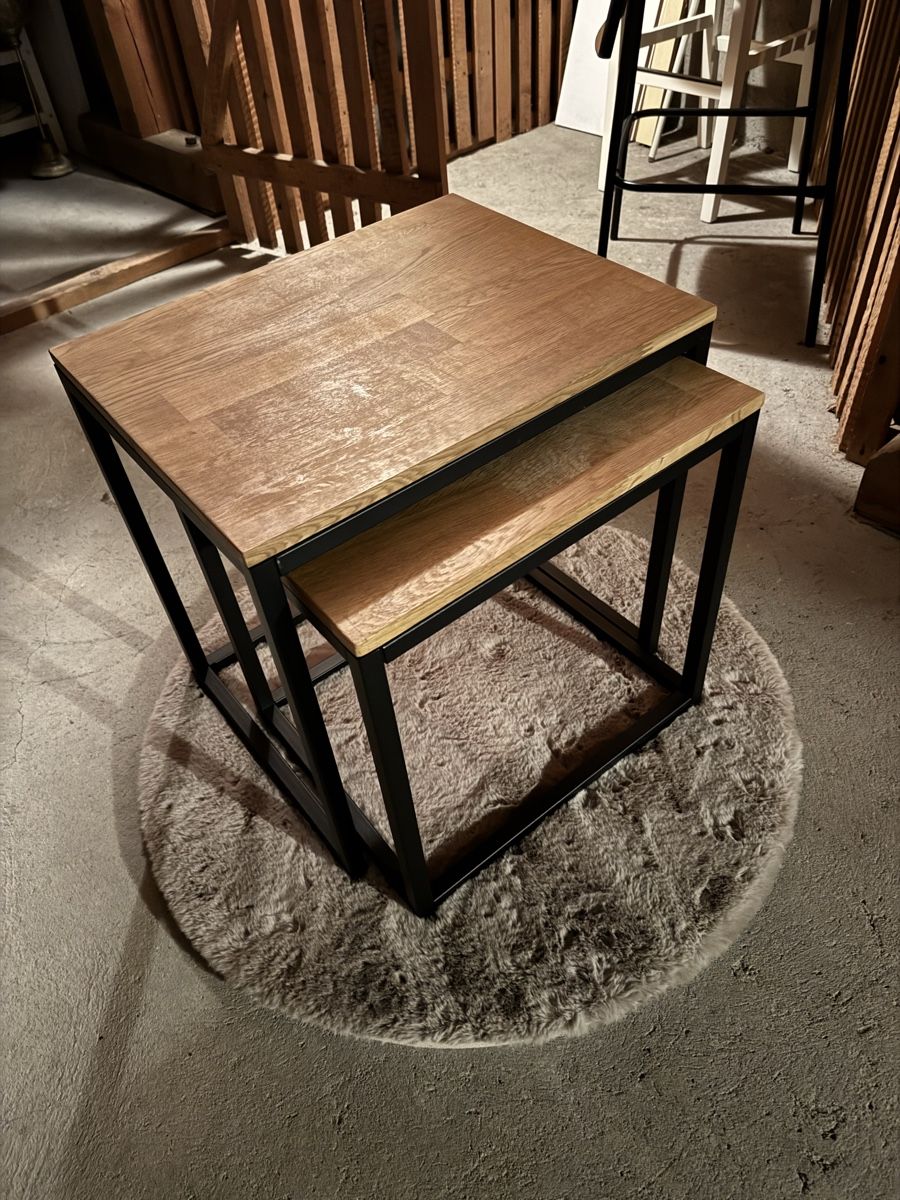 Set de table et chaises: Beistelltisch Eichenholz Metall schwarz – D'occasion à Biel/Bienne par Mia2025 2