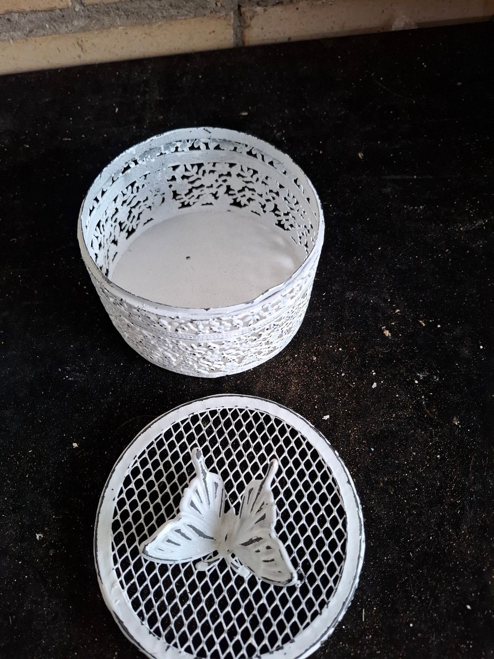 Tutte le decorazioni: Weisses Schmuckdöschen mit Schmetterling - Vintage Stil – Usato da Schönholzerswilen venduto da clyde123 1
