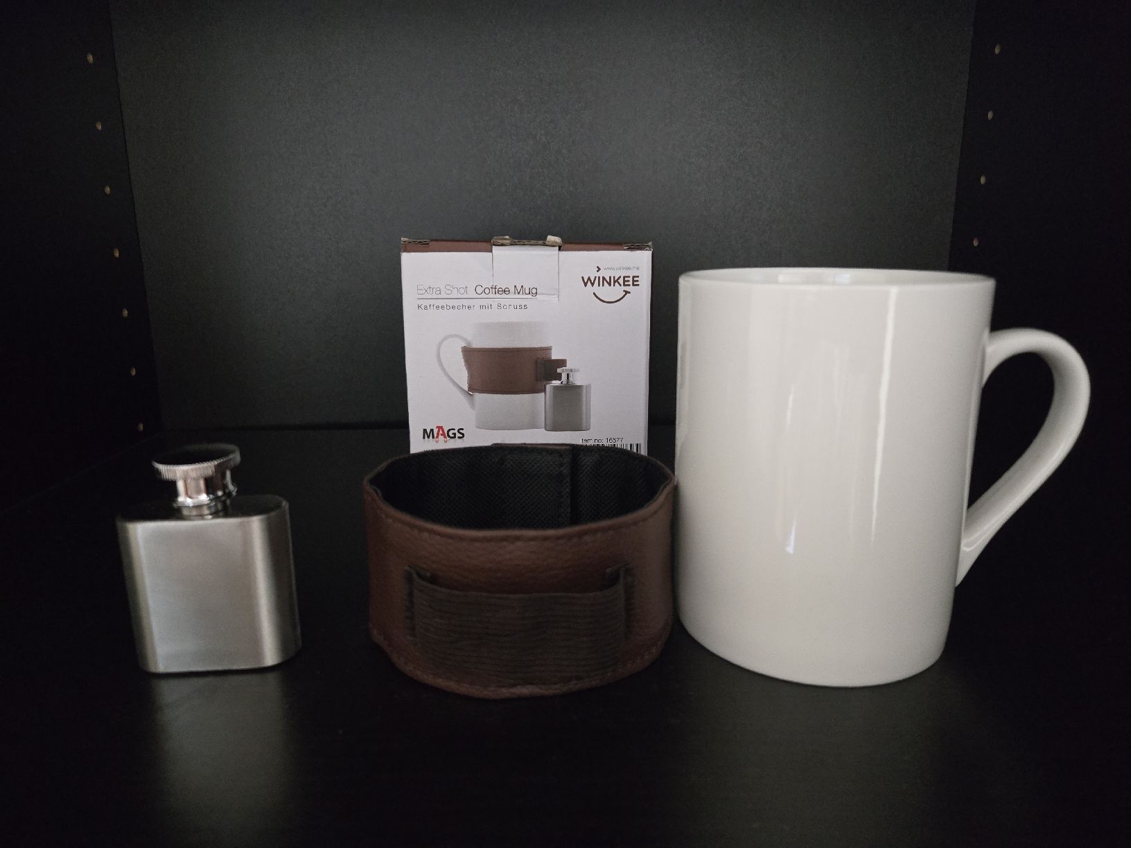 Tassen: Winkee Extra Shot Coffee Mug mit Flachmann neu – Neu und originalverpackt aus Buus von Ximi-G 1