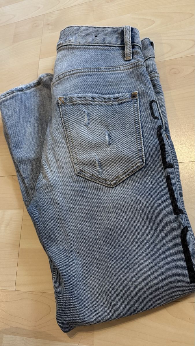 Dsquared2 Jeans: Dsquared2 Jeans, Size 34, Light Wash, Distressed Denim – Nuovo (secondo la descrizione) da Zürich venduto da ele_5wrd 3