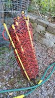 Geflügelnetz rot mit gelben Pfählen gebrauchter Zustand
