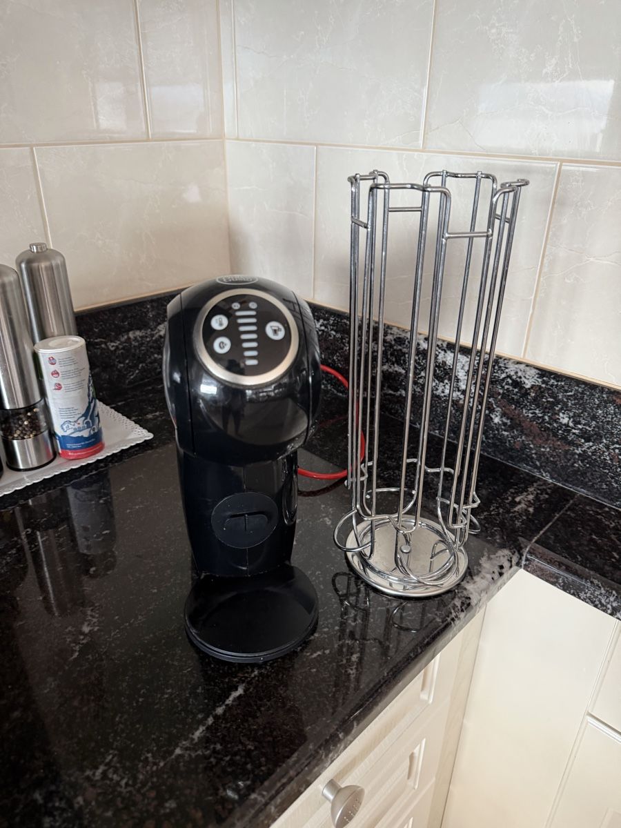 De'Longhi Kaffeemaschinen & Espressomaschinen: Machine à café Dolce Gusto + porte-capsules  – Gebraucht aus Lausanne von Elena_diam 1