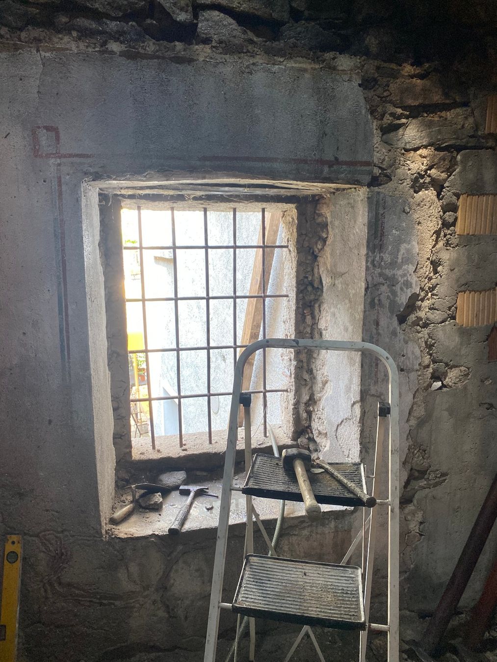 Finestre: Finestra antica con inferriata – Usato da Preonzo venduto da Yderf50 7