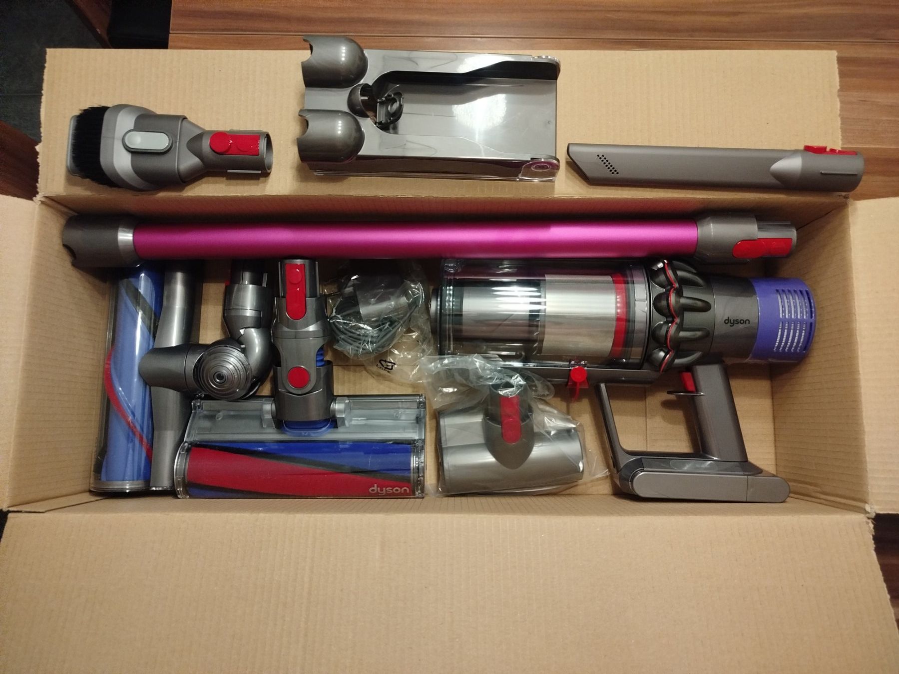 Dyson Staubsauger & Zubehör: Dyson V10 absolute – Neu (gemäss Beschreibung) aus Mellingen von claudia_lally