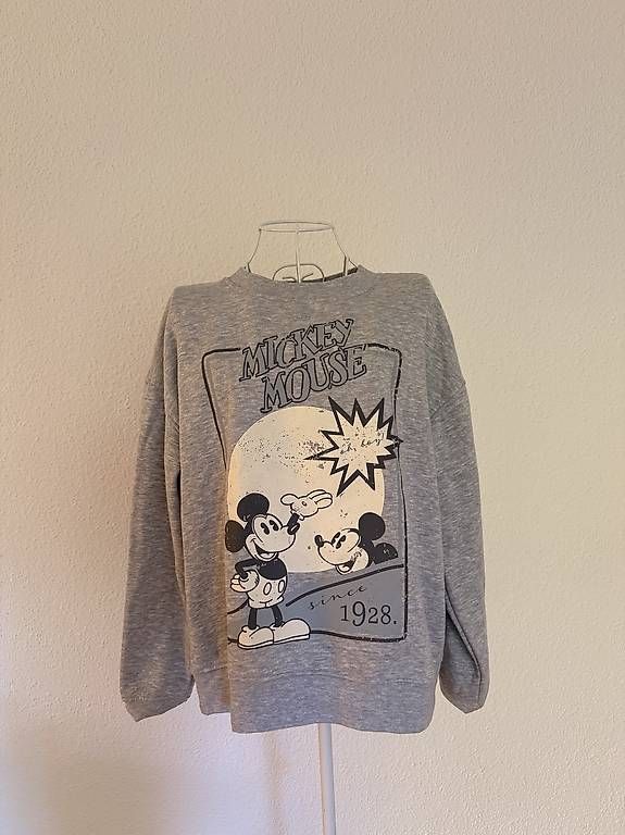 Pullover & Sweatshirts: Super flauschiger grauer Mickey Mouse Sweatshirt Größe S – Gebraucht aus Kriens von dajaxoxo