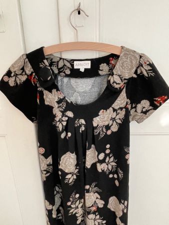 Kurzes geblümtes Winterkleid