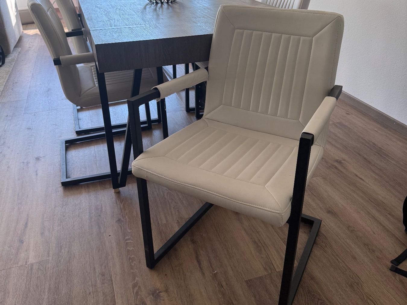 Beliani Set de table et chaises: Dining Table + Chairs – D'occasion à Herrliberg par mynameismarc 2