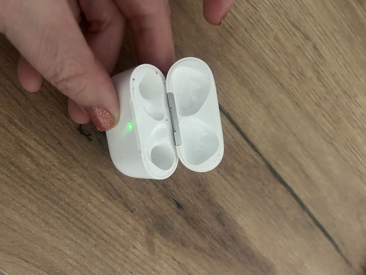Apple Cuffie: Apple AirPods Pro Charging Case Used – Usato da Marin-Epagnier venduto da Kty_1907