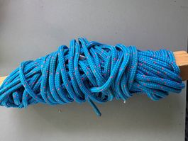 viele Meter dünneres Seil - blau/rot , ca 0,6 cm Durchmesser
