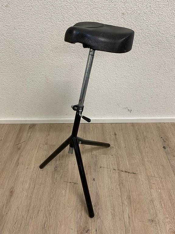 Tabourets: Höhenverstellbare Stehhilfe mit Sattelsitz – D'occasion à Obernau par Arche_Noah_Brocki 1