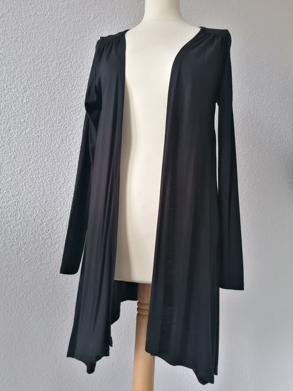 Giacche: Leichter, schwarzer Cardigan, Hängerchen, Gr. 34 – Nuovo (secondo la descrizione) da Emmen venduto da Tigerlady 1