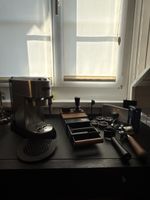DeLonghi Siebträgermaschine + komplettes Barista-Zubehör Set