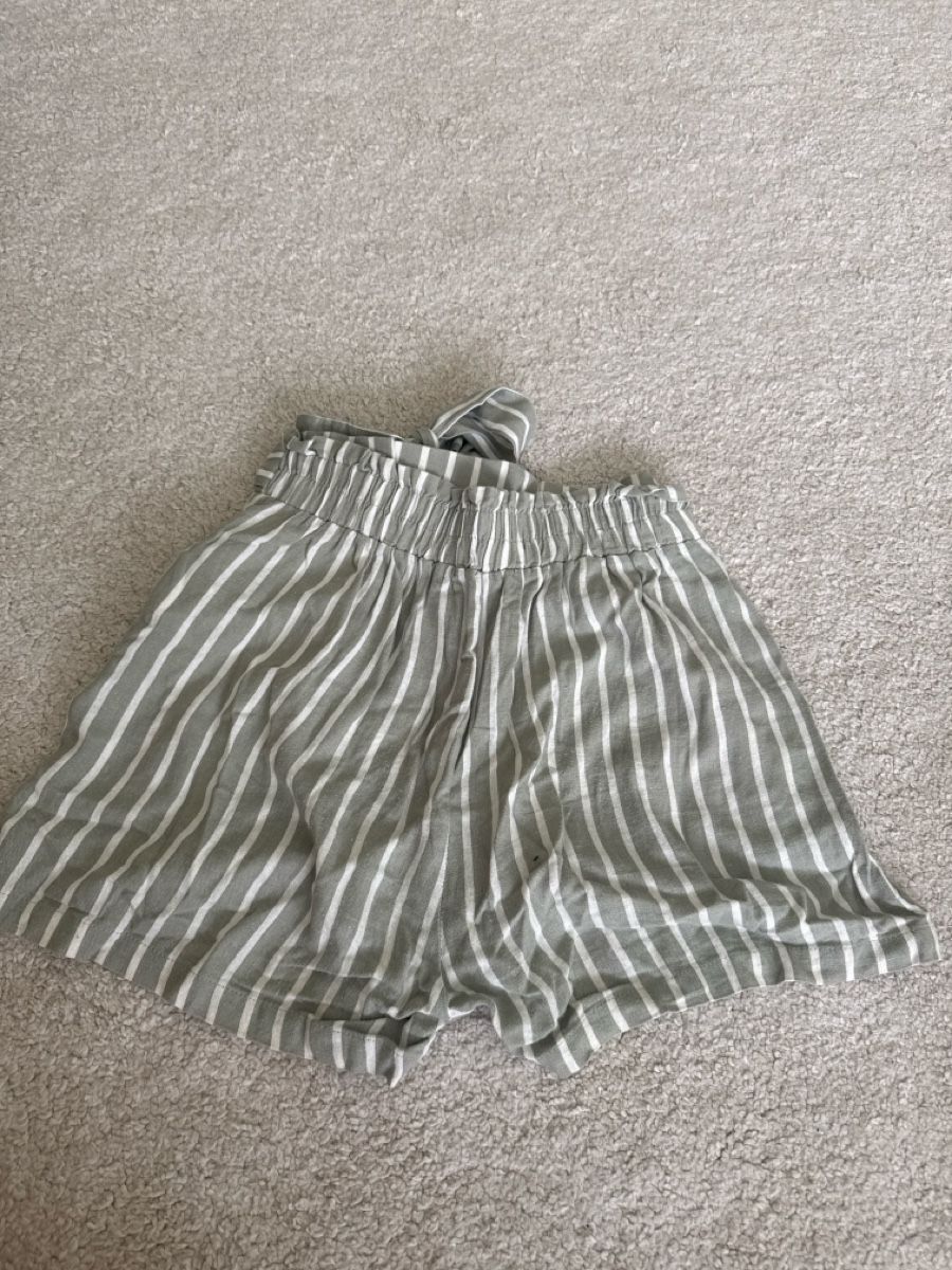 Pantalons: Gestreifte Shorts grünlich – D'occasion à St. Niklausen LU par car_2562 1