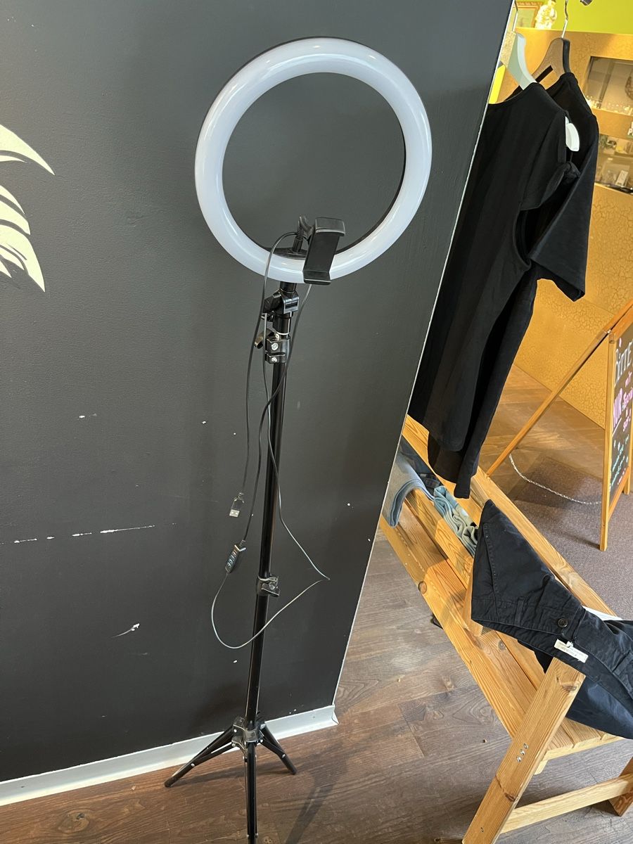 Treppiedi & Teste: Selfie - Lichtständer – Nuovo (secondo la descrizione) da Einsiedeln venduto da sandramon