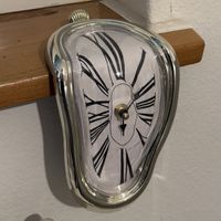 Schmelzende Wanduhr Gold im Dalí-Stil