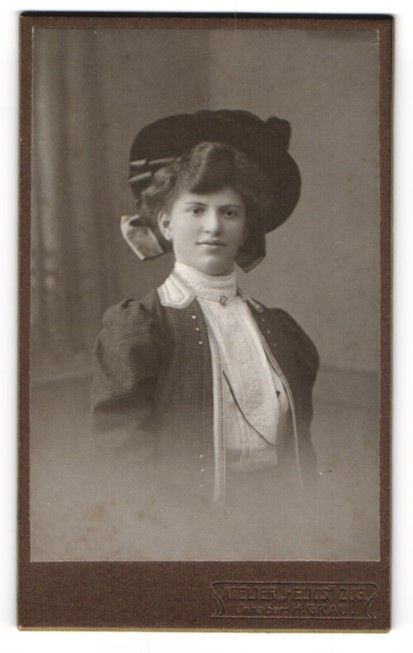 Fotografie & Manifesti: Fotografie Helios, Zug, Junge Dame mit s – Usato da Berlin venduto da bartko-reher
