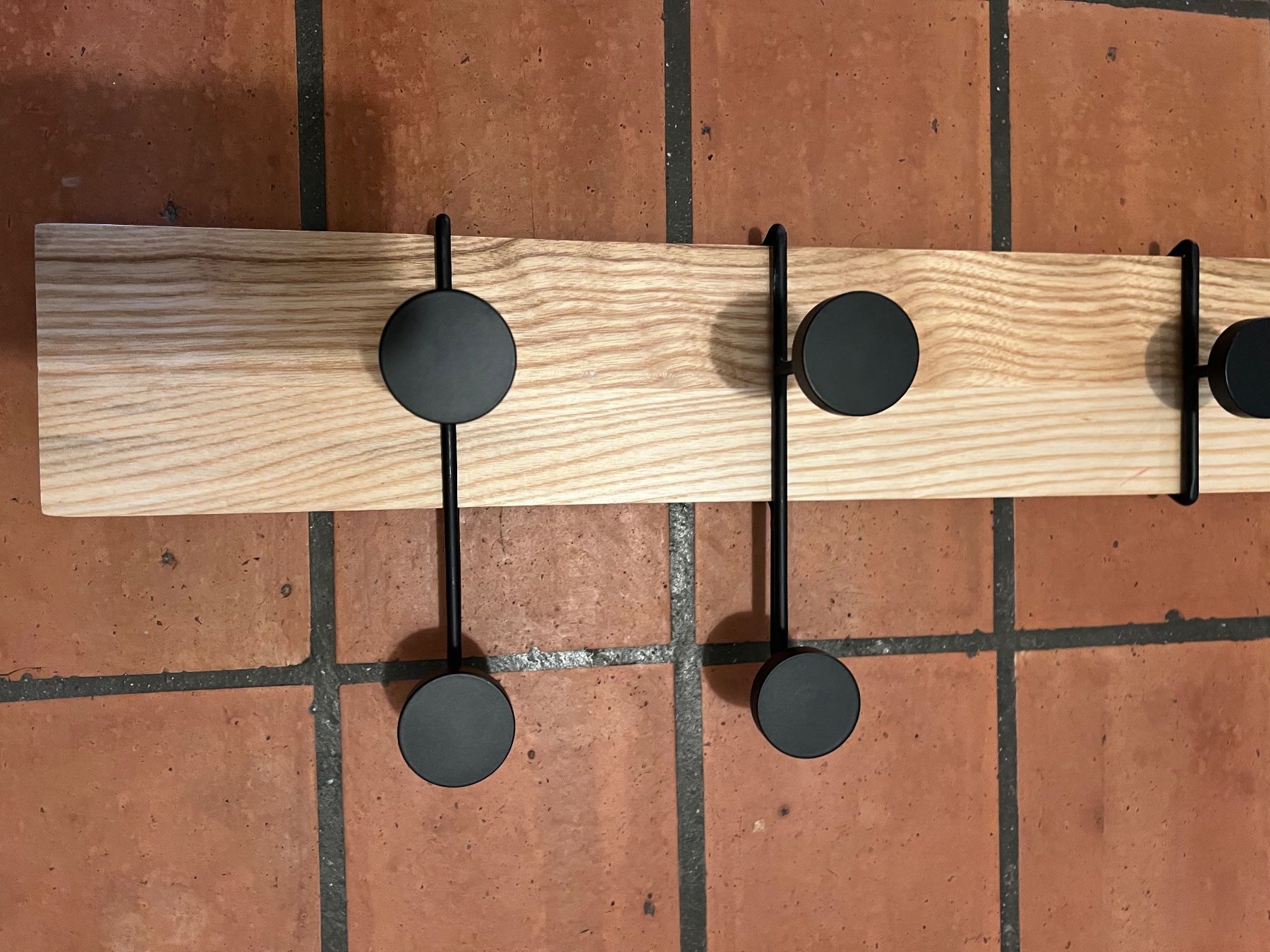 Guardaroba: Garderoben Leiste "STROKES & DOTS" - Esche – Usato da Zürich venduto da inf_mn7x 1