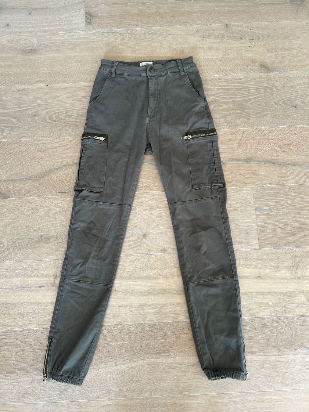 Tally Weijl Pantaloni: Grüne Cargo-Hose Grösse 32 – Usato da Niederhelfenschwil venduto da aur_ms6f
