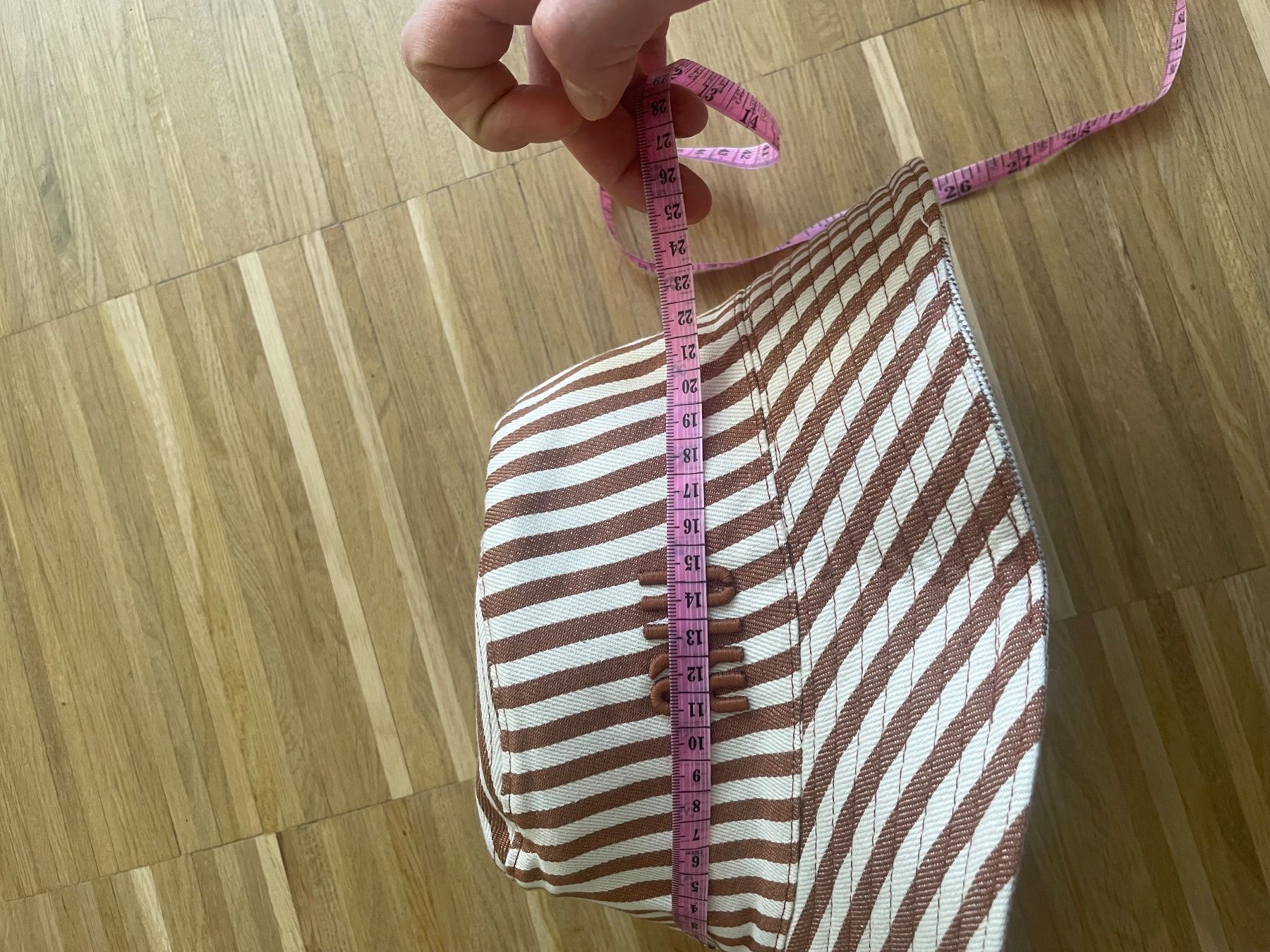 Miu Miu Copricapi, berretti & cappellini: MIUMIU Sommermütze Reversibl, – Nuovo (secondo la descrizione) da Muttenz venduto da asv_mtb8 9