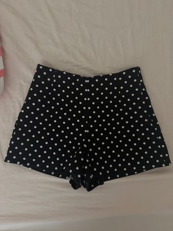 Shorts mit Punkten von ZARA,  Grösse XS, BRANDNEU! 