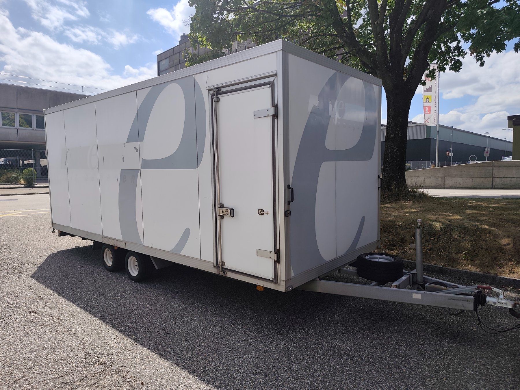 Unsinn Rimorchi: Kofferanhänger mit Rampe 5.5m Top – Usato da Wangen bei Olten venduto da vch_m5z7 9