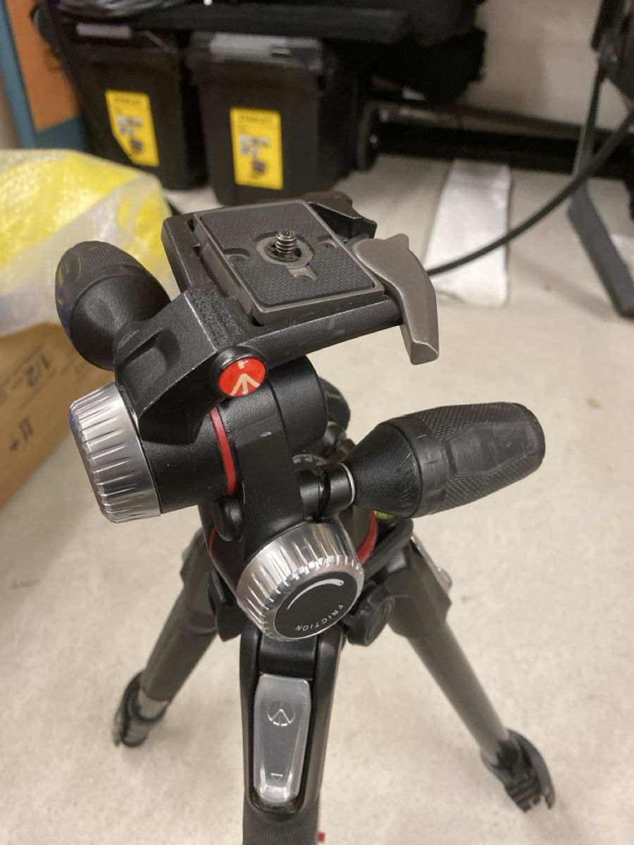 Manfrotto Treppiedi & Teste: Manfrotto Professional Tripod - Sturdy and Reliable! – Usato da Winterthur venduto da Yaseramachi 1