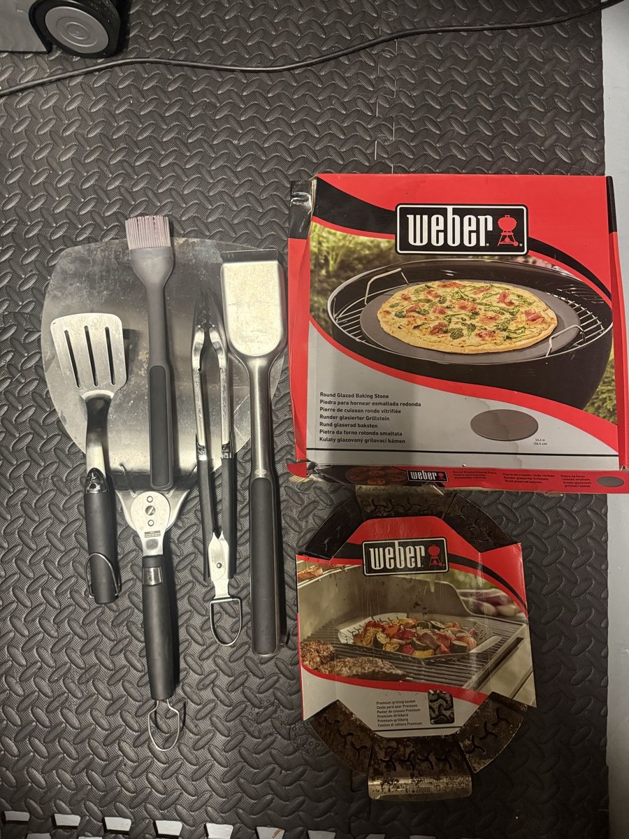 Weber Elettrodomestici da cucina: Weber grill set and pizza stone – Usato da Genolier venduto da fan_6jww