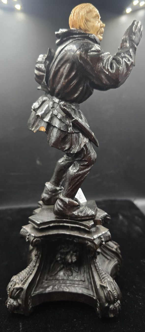 Figuren: Holz geschnitzte Figur – Gebraucht aus Rorschacherberg von snOOpydOg11 4