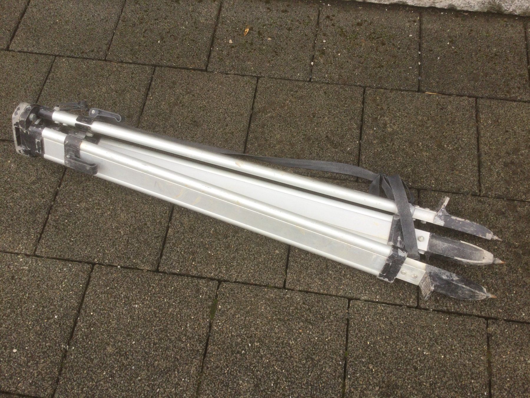 Treppiedi & Teste: Gebrauchtes Aluminium Stativ für Lampe oder Optik – Usato da Wangen SZ venduto da kuriosum12 6